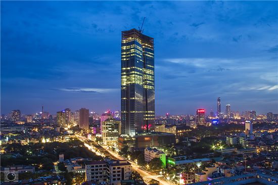 롯데그룹은 베트남 하노이에 지상 65층 규모의 '롯데센터 하노이'를 건설하고 있다. 백화점, 특급 호텔, 오피스 등으로 구성되며 올 하반기 오픈할 예정이다.
