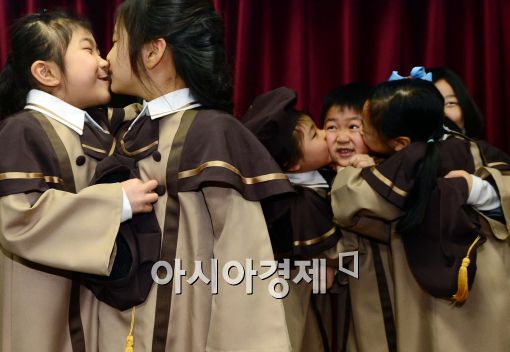 [포토]'친구들과 포옹'