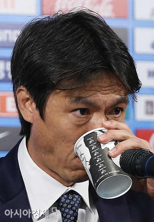 [포토] 목 타는 홍명보 감독