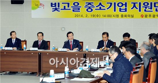 강운태 광주광역시장은 19일 오후 시청 3층 중회의실에서  광주상공회의소와 광주전남중소기업청 등 관련 기관들이 참석한 가운데 열린 ‘빛고을 중소기업 지원단 회의’에 참석해 중소기업이 지역경제의 굳건한 초석으로 확고히 자리잡을 수 있도록 가능한 모든 지원을 아끼지 않겠다고 밝혔다.