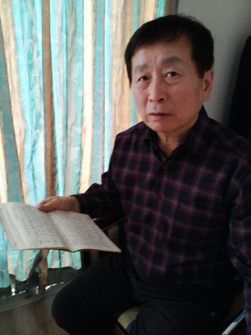 북한의 가족찾기를 당부한 선친의 유언장을 보여주는 김명복씨(사진=이산가족 상봉 공동취재단)