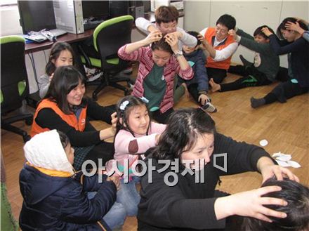 ▲ 한화투자증권 임직원들이 18일 서울 영등포구에 위치한 선유지역아동센터를 찾아 아동들과 '자연 보호'와 관련한 표현 활동을 하고 있다.  