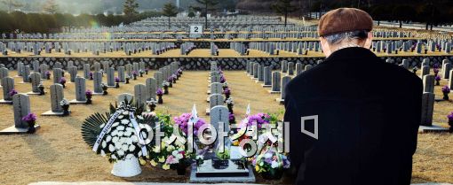 [포토]채명신 장군 표지석에서 묵념하는 한 노병