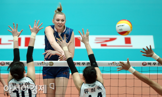 [포토] 니콜 '허술한 곳을 노렸어'