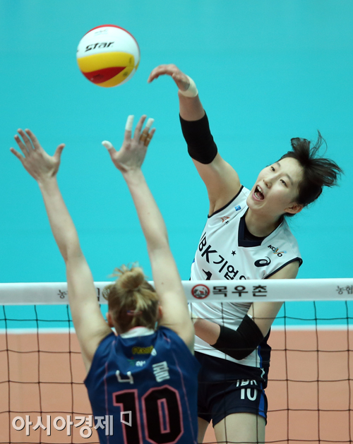 [포토] 공격하는 IBK기업은행 박정아