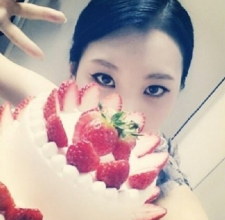 선미 딸기 케이크 인증샷, 강렬한 눈빛…"달콤살벌해"