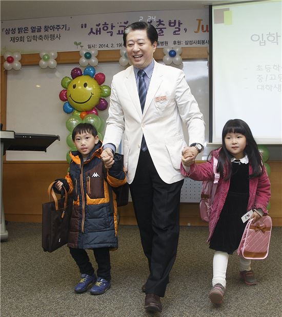 삼성, 얼굴기형 수술 학생들에게 입학 축하잔치