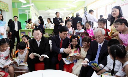 [포토] LG화학, 베트남에 '희망 가득한 도서관' 기증