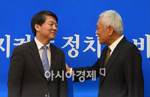 [포토]인사하는 김한길·안철수