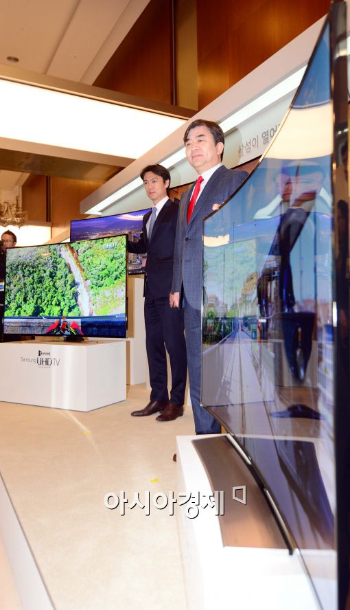 [포토]'세계최초 커브드 UHD TV 선보이는 삼성'