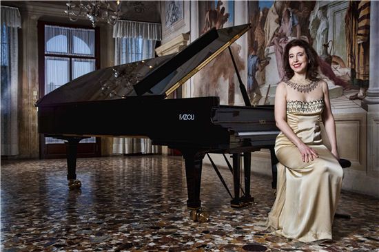 '바흐의 영혼' 연주해내는 피아니스트 '안젤라 휴이트'