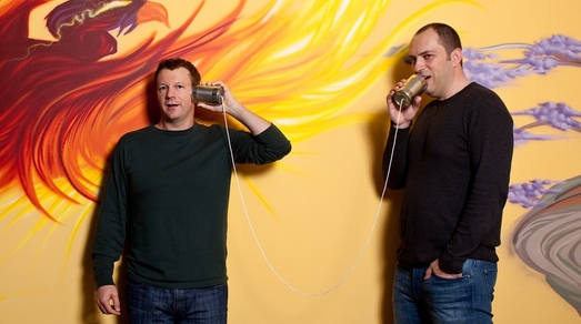 와츠앱 공동창업자인 잰 코움(오른쪽)과 브라이언 액튼 