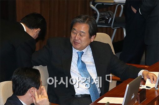 [포토]인사 나누는 김무성 의원