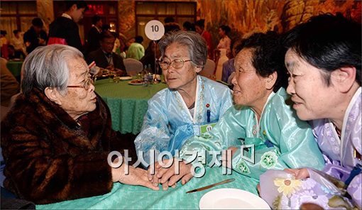 [포토]이산가족 상봉단, 60여년 만의 첫 만남 
