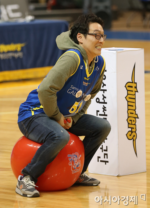 [포토] 쌍둥이 아빠 이휘재 '말 달리자!'
