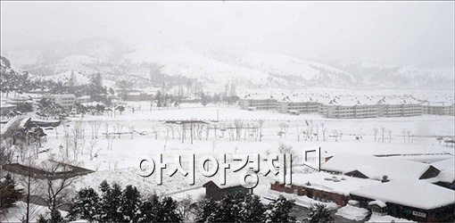 [포토]눈쌓인 금강산 온정각 마을