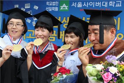 2011학년도 학위수여식에서 졸업생들이 금메달을 목에 걸고 즐거워하고 있다.