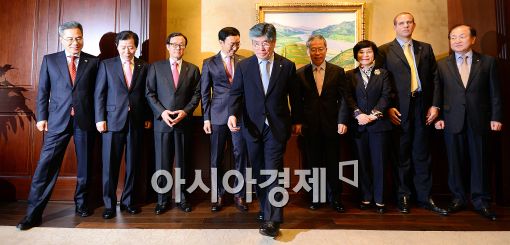 [포토]자리로 향하는 김중수 한은 총재
