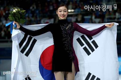고별무대에서 올림픽 은메달을 딴 김연아가 태극기를 들고 기념사진을 찍고 있다.[사진=Getty Images/멀티비츠]