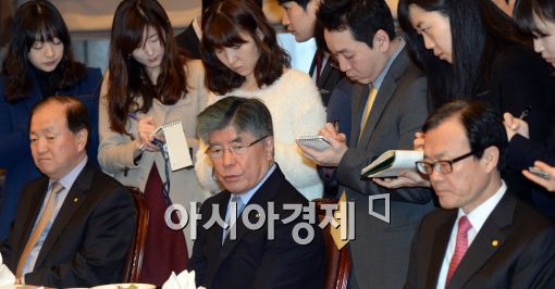 [포토]모두발언하는 김중수 한은 총재