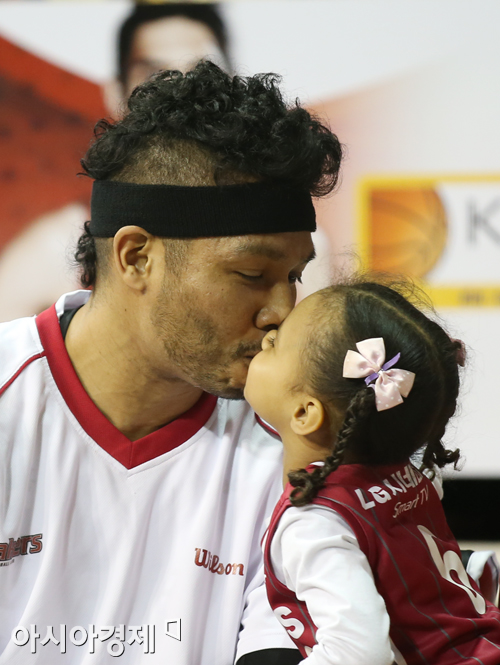 [포토] 문태종 '아빠 멋진 경기 하고 올게'