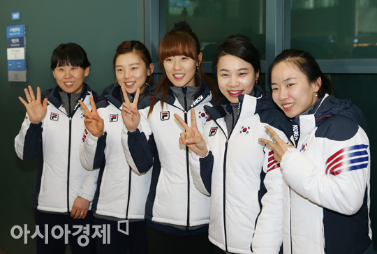 ▲소치동계올림픽 해단식에서 활짝 웃는 대한민국 여자컬링대표팀.