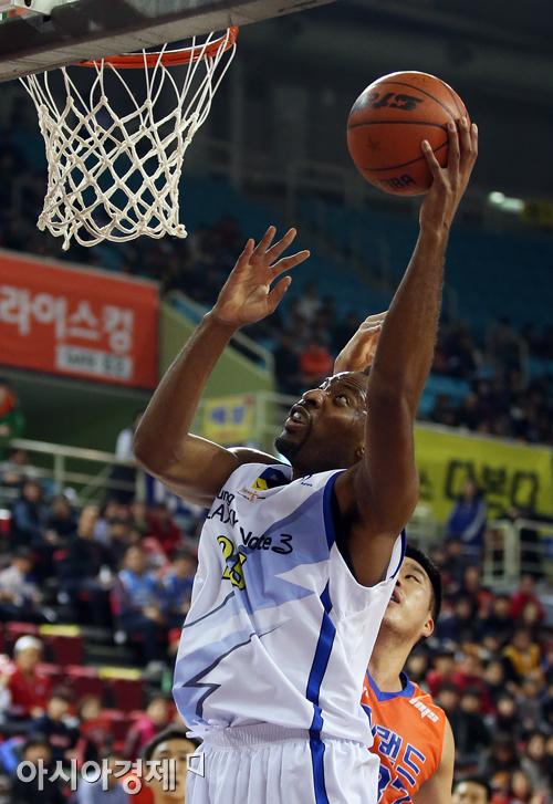 [포토] 슛 시도하는 삼성 허버트 힐
