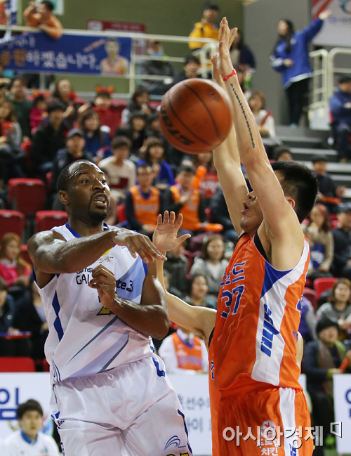 [포토] 허버트 힐 '골 밑은 힘들겠어'