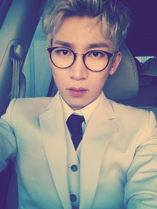 남자 안경 선택하는 법 "너는 아직도 검정 뿔테 쓰니?"