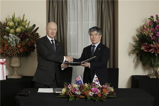 23일 김중수 한국은행 총재(오른쪽)와 글렌 스티븐스 호주중앙은행 총재가 시드니에서 통화스와프 계약을 체결한 뒤 기념촬영을 하고있다.