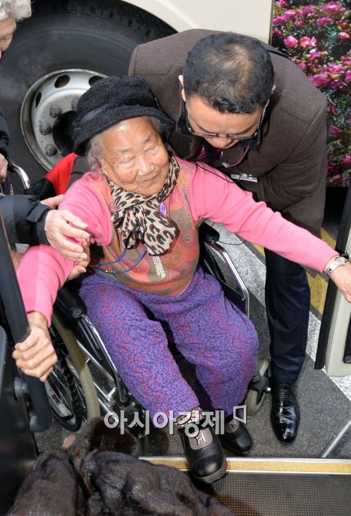 3년 4개월만의 이산가족 2차 상봉행사가 23일 부터 2박 3일동안 금강산에서 열리는 가운데 김귀녀 할머니가 휠체어를 타고 버스에 올라가고 있다. 