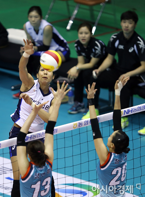 [포토] 카리나 '동료들이 보고 있어'