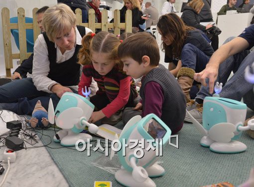 [포토]스마트 로봇 '아띠'가 신기한 어린이들 