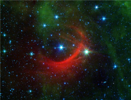 ▲초속 1100km로 움직이는 거대한 별.[사진제공=NASA/JPL-Caltech]
