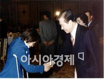 김대중 대통령은 1999년 2월 수석 졸업생 초청 관례를 깨고 어려운 가운데 대학을 졸업한 이들을 청와대로 초청해 격려했다. 