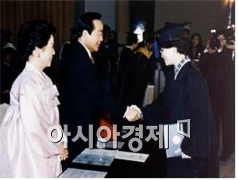 김영삼 대통령은 1995년 2월 대통령으로서 사상 첫 사립대학교 졸업식인 이화여대 졸업식에 참석했다.  
