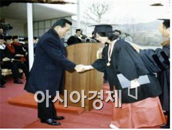 박정희 대통령이 1974년 서울대 졸업식애 참석해 졸업생을 격려했다. 