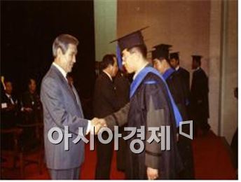 노태우 대통령이 재임 중인 1988년 국방대학원 졸업식에 참석해 졸업생을 격려했다. 