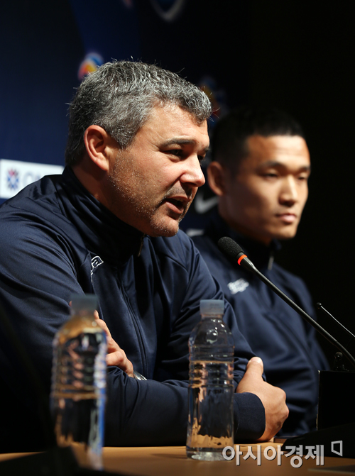 [포토] 질문에 답하는 센트럴코스트 필 모스 감독