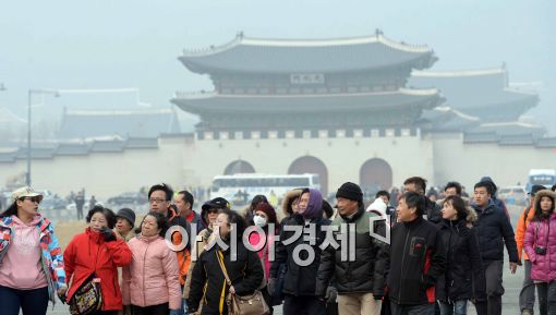 [포토]중국발 스모그에 휩싸인 광화문, 관광하는 중국인들