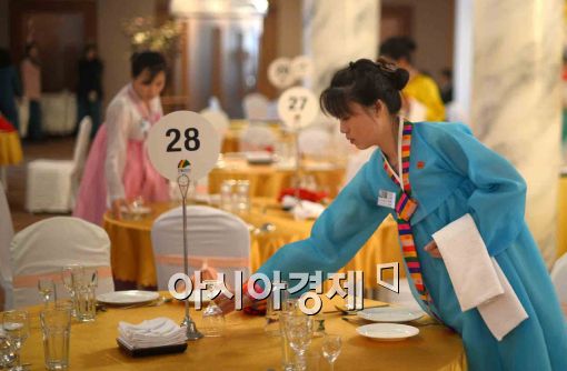 [포토]공동중식 준비하는 북측 접대원들