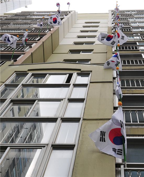 지난해 10월3일 개천절 서울 송파구 문정동에 위치한 한 아파트 250가구 전체에 태극기가 걸려 있다.
