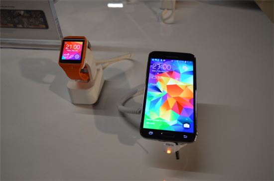 [MWC2014]삼성 갤럭시S5·기어 핏 직접 써보니…"깔끔하다"