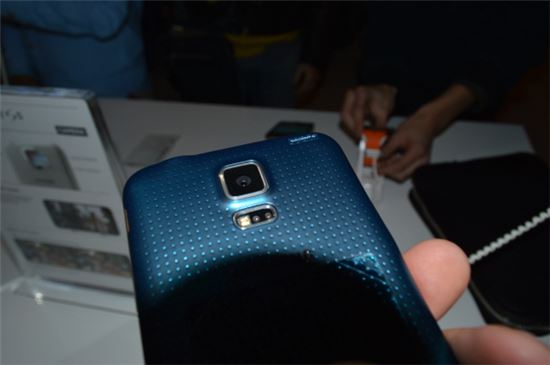 [MWC2014]삼성 갤럭시S5·기어 핏 직접 써보니…"깔끔하다"