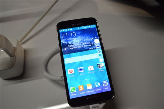 [MWC2014]삼성 갤럭시S5·기어 핏 직접 써보니…"깔끔하다"