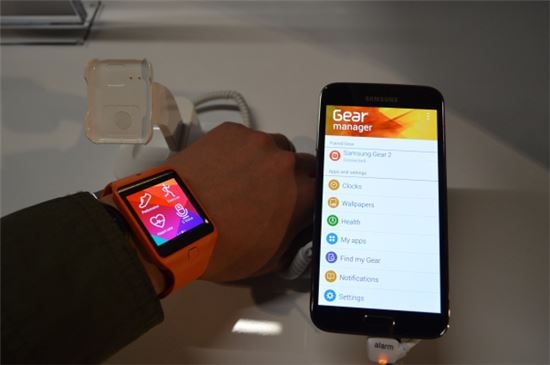 [MWC2014]삼성 갤럭시S5·기어 핏 직접 써보니…"깔끔하다"