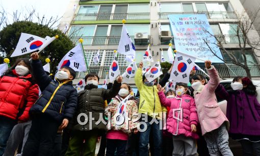 [포토]'태극기 게양해요~'