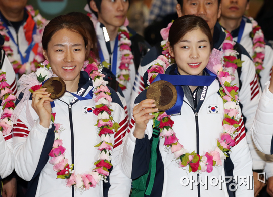 [포토] 이상화-김연아 '초콜릿 메달 손에 들고~'