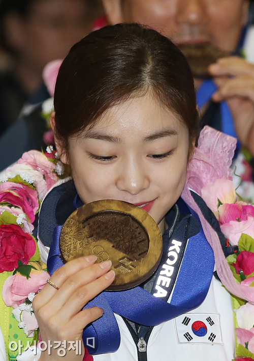 [포토] 김연아와 초콜릿 메달