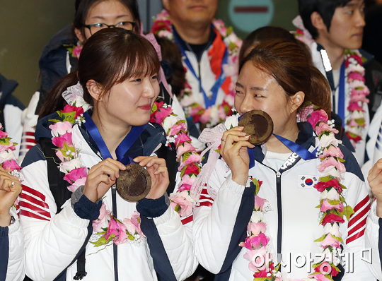 [포토] 박승희-이상화 '초콜릿 메달보다 우리 금메달이 더 달콤해~'